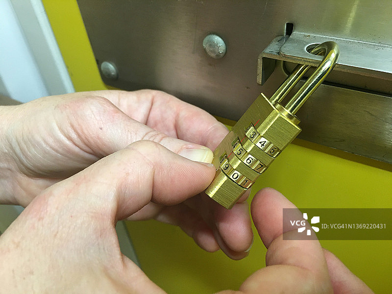 储藏室门上的密码锁图片素材