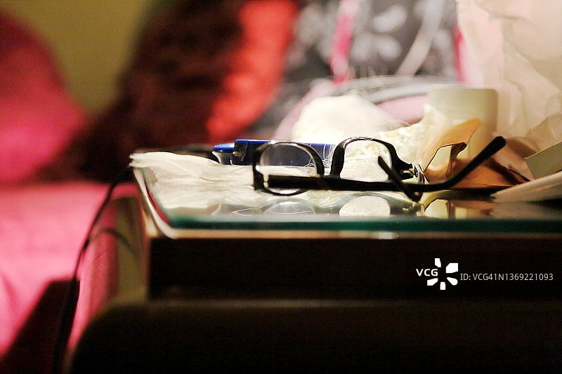凌乱桌子上的眼镜图片素材