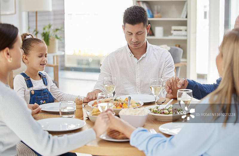一家人在家中餐桌旁祈祷祝福食物图片素材
