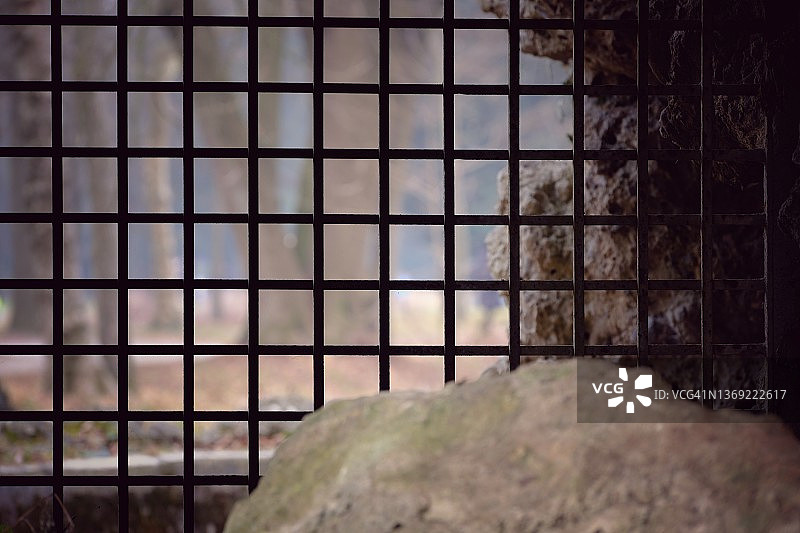 外部生锈的铁质防护栅图片素材