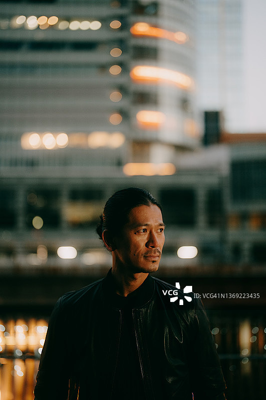 男人在东京的夜晚沉思图片素材