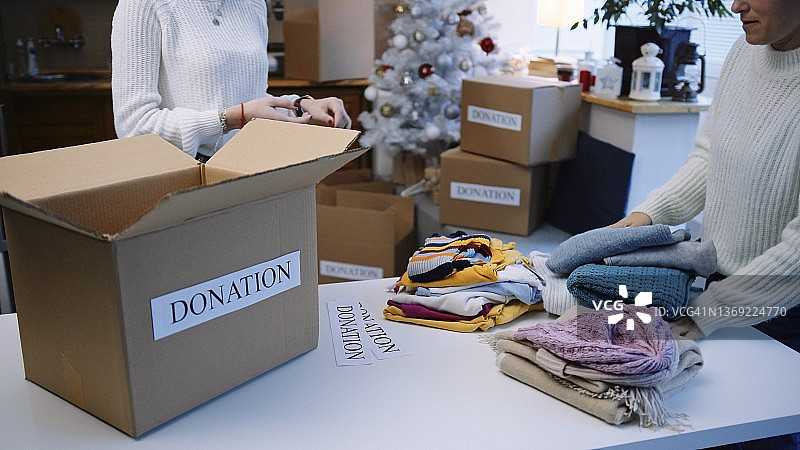 冬季节假日准备捐赠箱，圣诞慈善活动图片素材