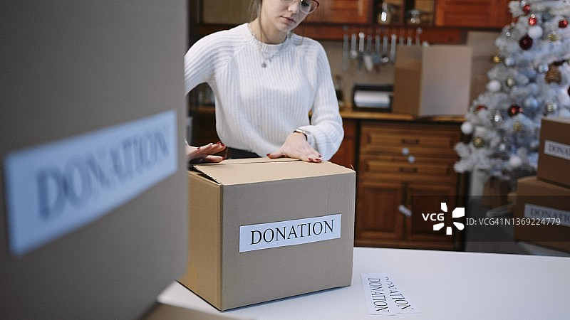 冬季节假日准备捐赠箱，圣诞慈善活动图片素材