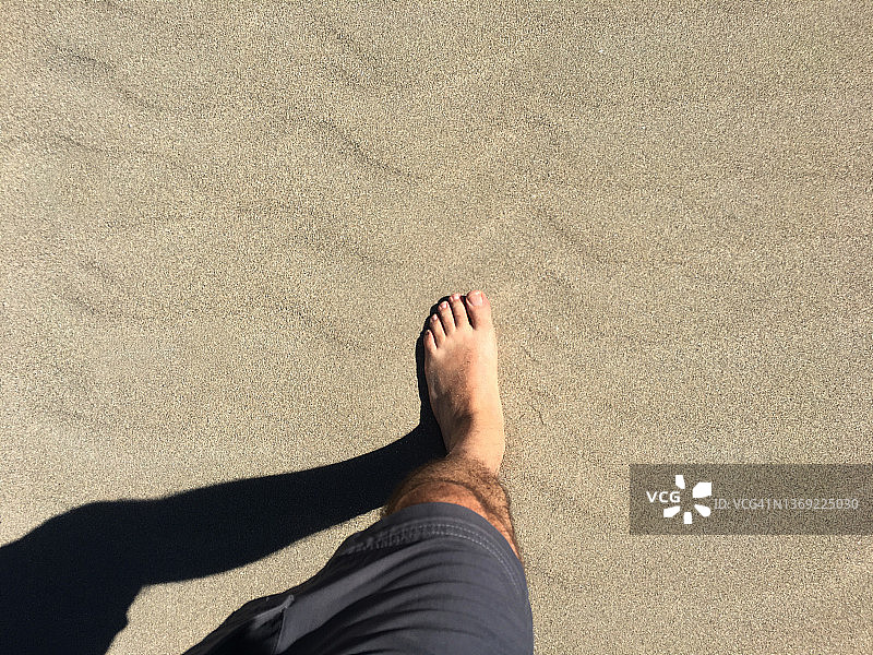 男人在沙丘上行走的主观视角图片素材