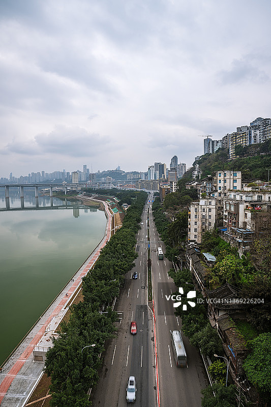 阴天重庆江边城市天际线图片素材