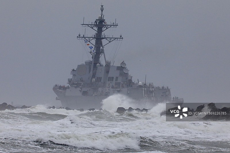 驶入风暴的军舰图片素材