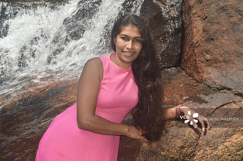 年轻漂亮的女人享受大自然图片素材