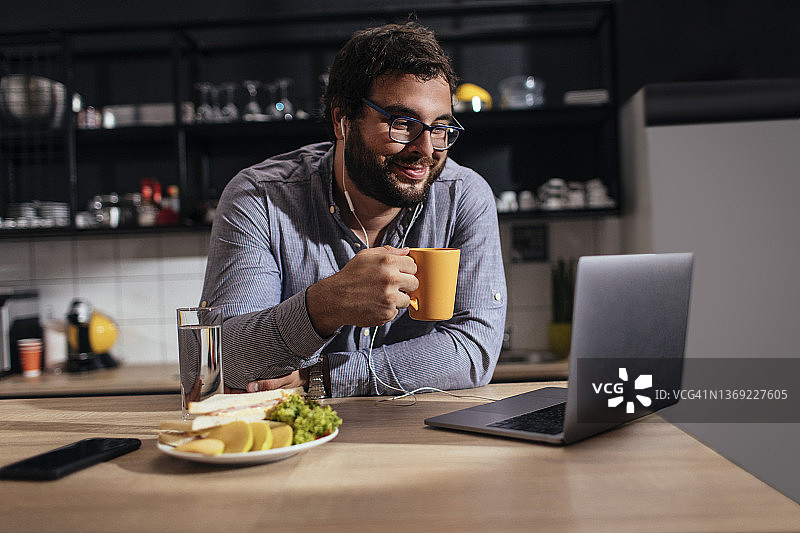 进行一场轻松的视频会议图片素材