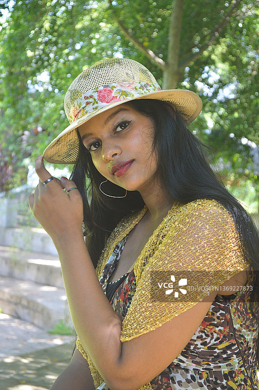 年轻女人戴时尚帽子图片素材