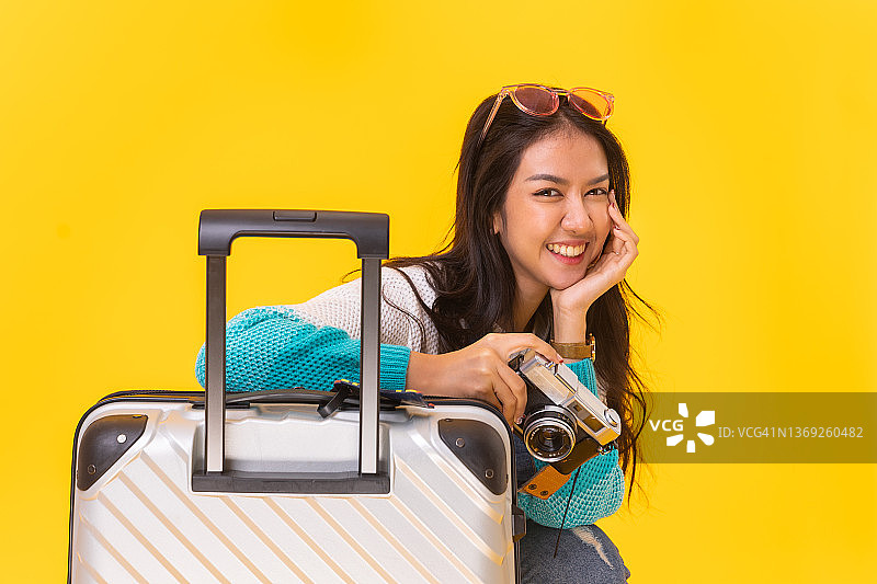 穿着休闲夏装的亚洲女游客图片素材