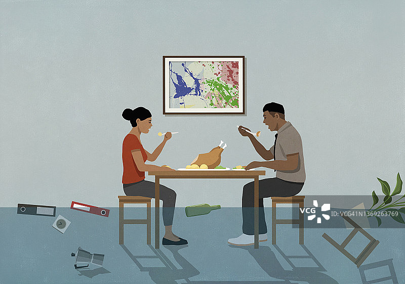 餐桌旁，浑然不觉的情侣正在吃火鸡晚餐，水位上涨图片素材