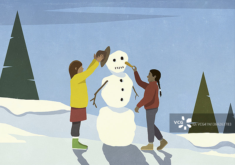 女孩们在雪地里堆雪人，戴帽子和胡萝卜鼻子图片素材