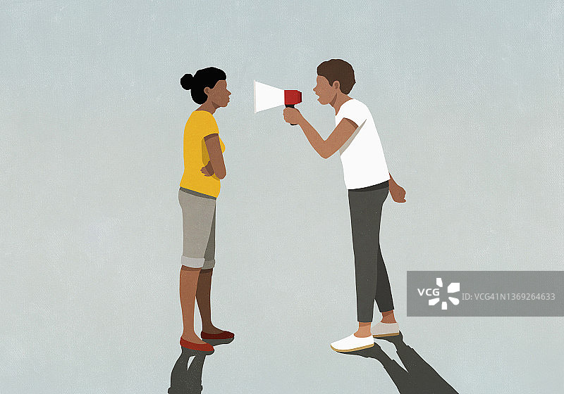 男人用扩音器对女人喊话图片素材