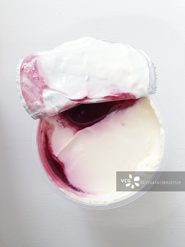 白色背景下的波森莓酸奶图片素材