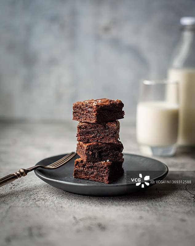 盘子里的一堆巧克力布朗尼和一杯牛奶图片素材