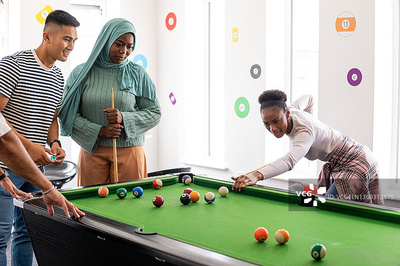 轮到她了图片素材