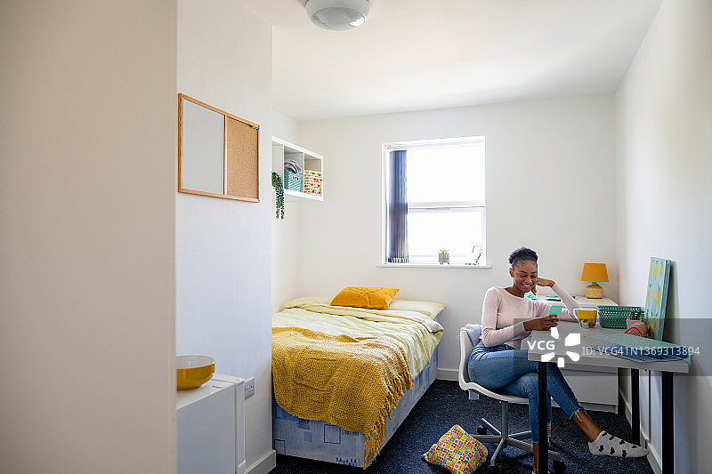 在大学宿舍里放松图片素材