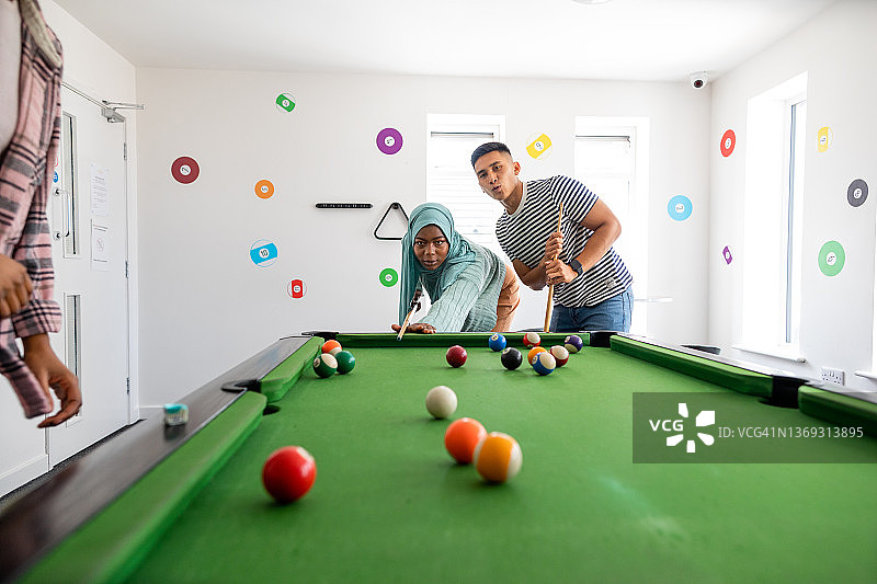 瞄准她的射击图片素材