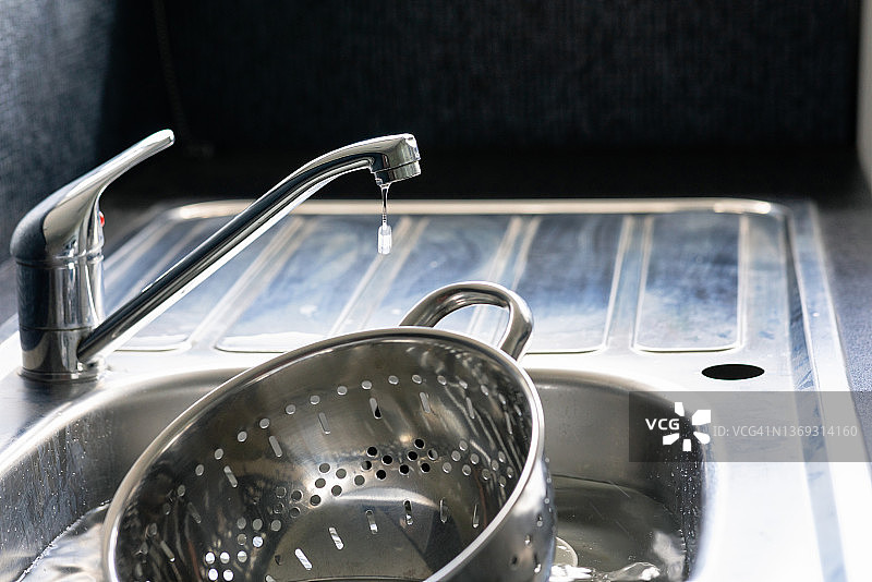 水槽中的沥水篮图片素材