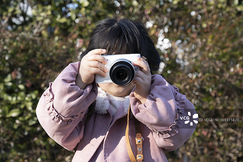 小女孩手持相机图片素材