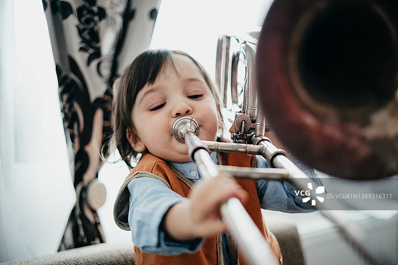 学习演奏长号的小男孩图片素材