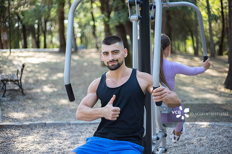 男女在公园一起锻炼图片素材