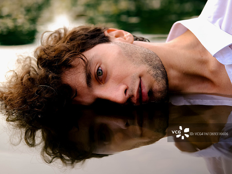 水中男子肖像图片素材