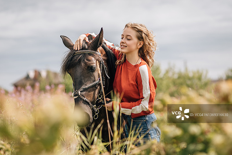 骑马的年轻女子图片素材