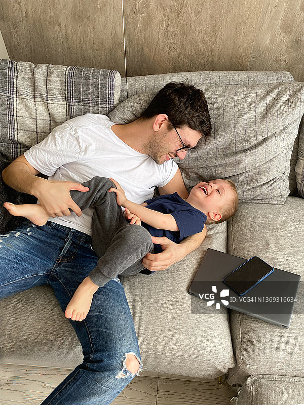 父亲休息时和儿子玩耍图片素材