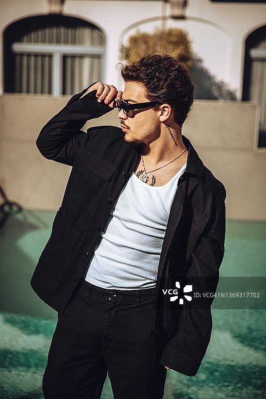 时尚的纹身男人侧视图片素材