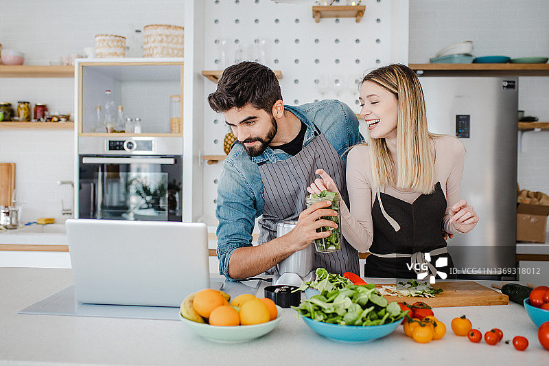 年轻情侣在线查找食谱图片素材