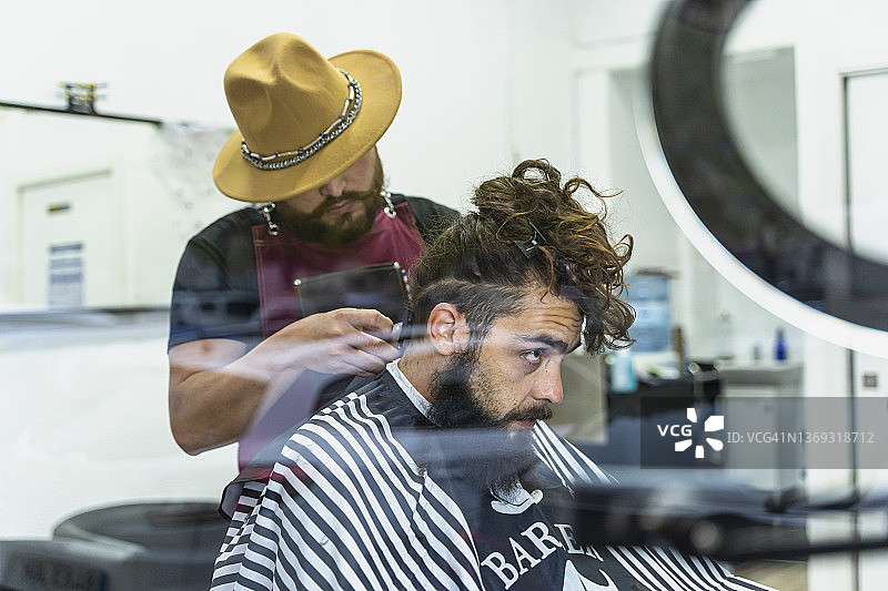 理发师在理发店为顾客服务图片素材