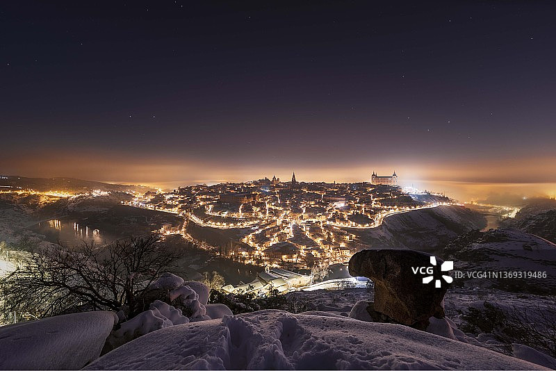 夜幕下的城市：雪雾中的托莱多图片素材