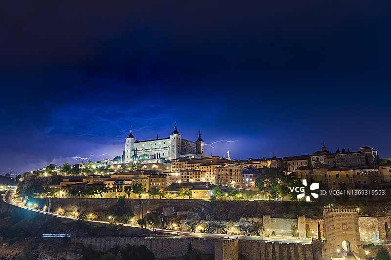 夜晚古城城堡上的雷电图片素材