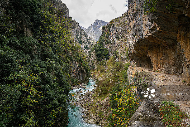 欧洲山峰国家公园的卡雷斯之路自然风光图片素材
