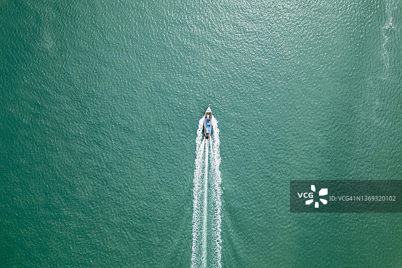 泰国皮皮岛附近海上的船只航拍图片素材