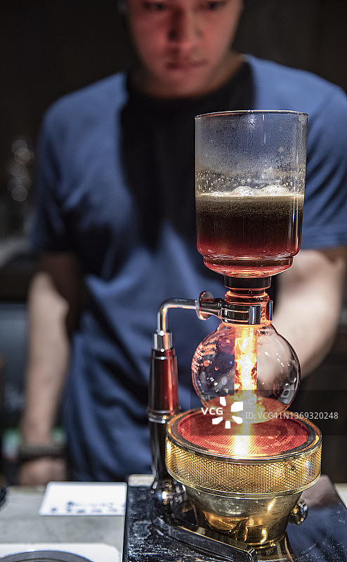 咖啡师在曼谷时尚咖啡馆使用虹吸咖啡壶图片素材