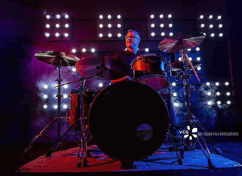 鼓手在观众席前表演图片素材
