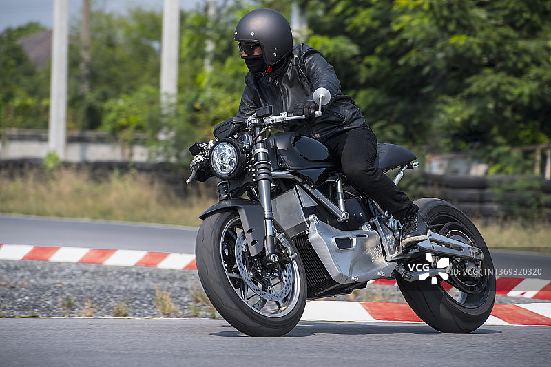 男人在曼谷赛道上骑电动摩托车图片素材