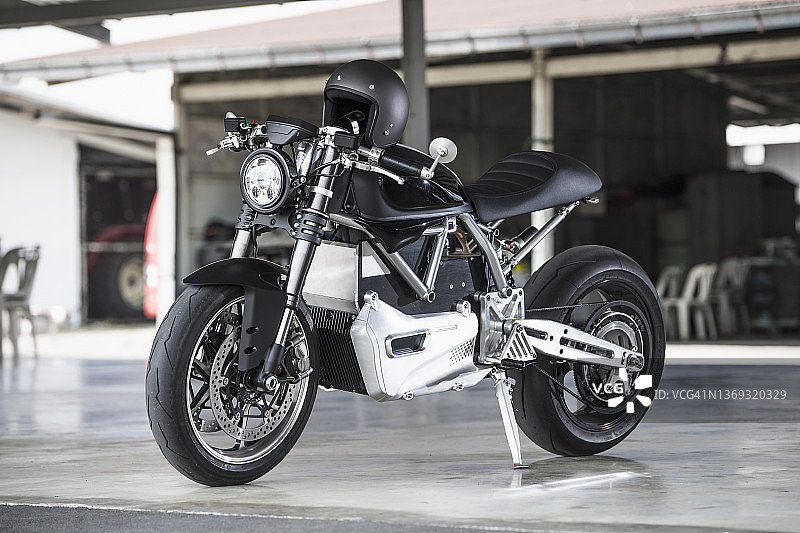 停在曼谷赛道维修站的电动摩托车图片素材