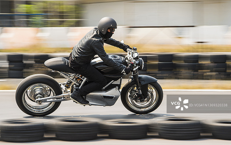 男人在曼谷赛道上骑电动摩托车图片素材