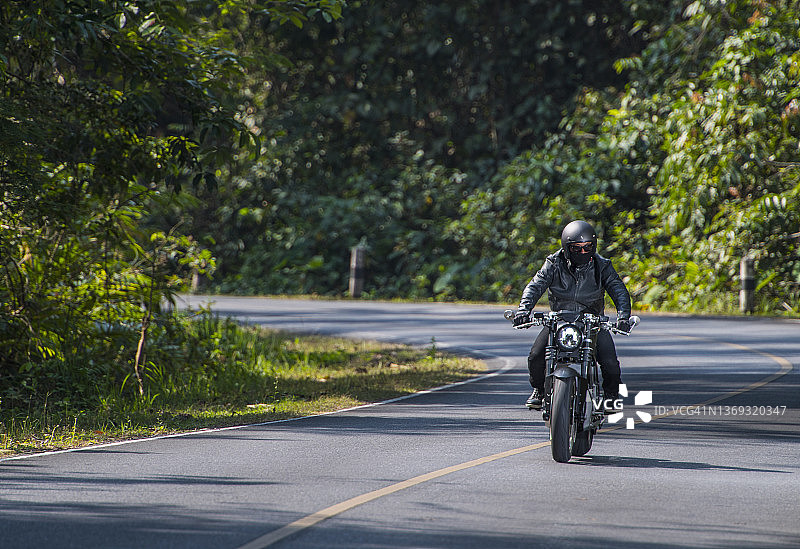 在泰国骑电动摩托车的男人图片素材