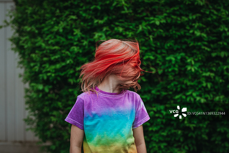 头发蓬乱的年轻女孩正在摇头图片素材