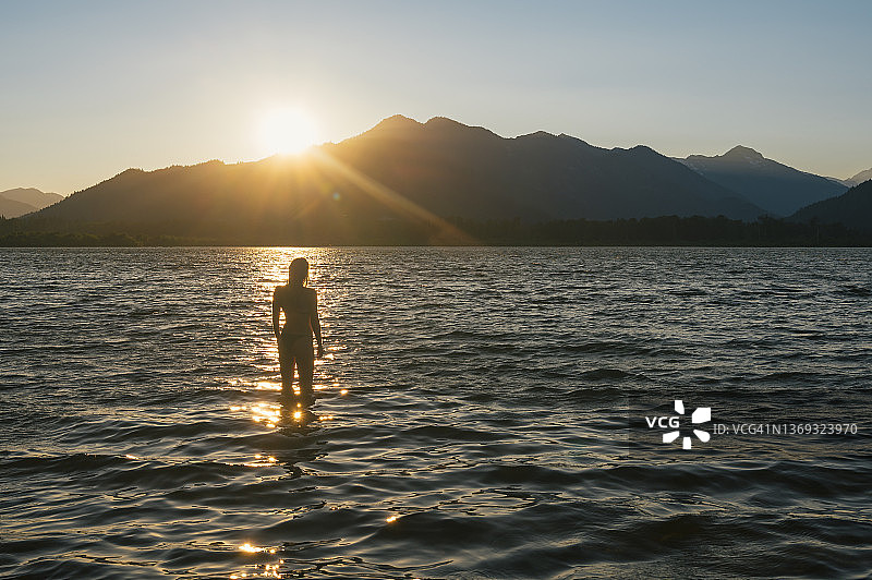韦纳奇湖日落时分身穿比基尼的游泳女选手图片素材