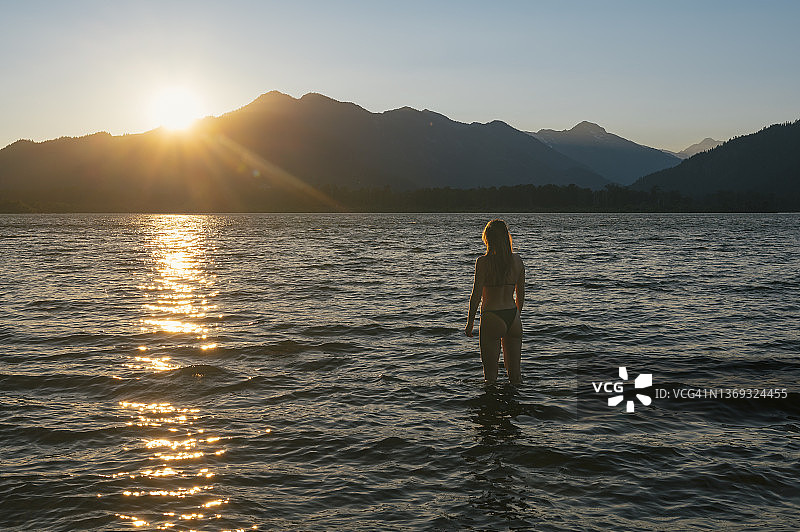 韦纳奇湖日落时分身穿比基尼的游泳女选手图片素材