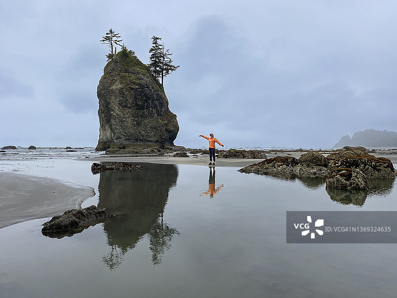 在退潮时奥林匹克海岸的 সমুদ্র堆旁摆姿势的女人图片素材