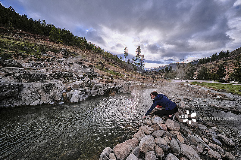 一位年轻女子感受柯克姆温泉的水温图片素材