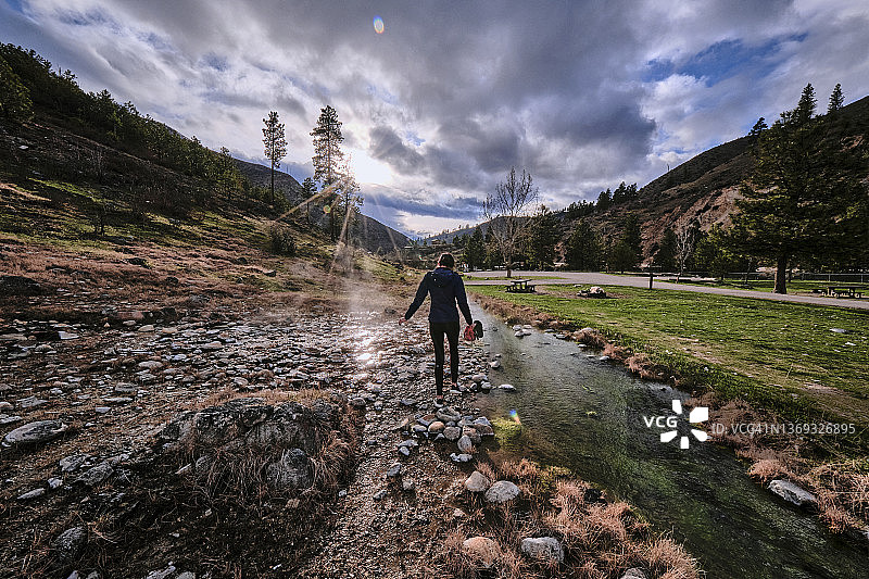 年轻女子在柯克姆温泉边戏水图片素材
