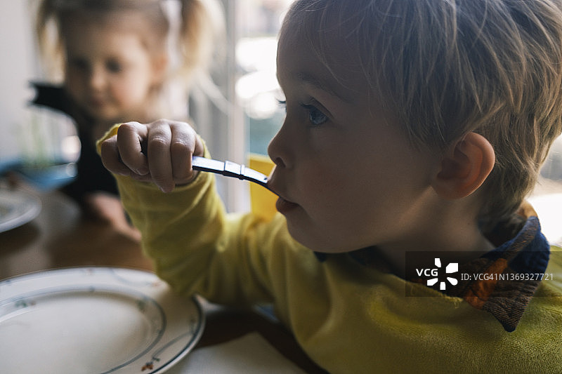 两个年轻朋友一起吃晚餐图片素材