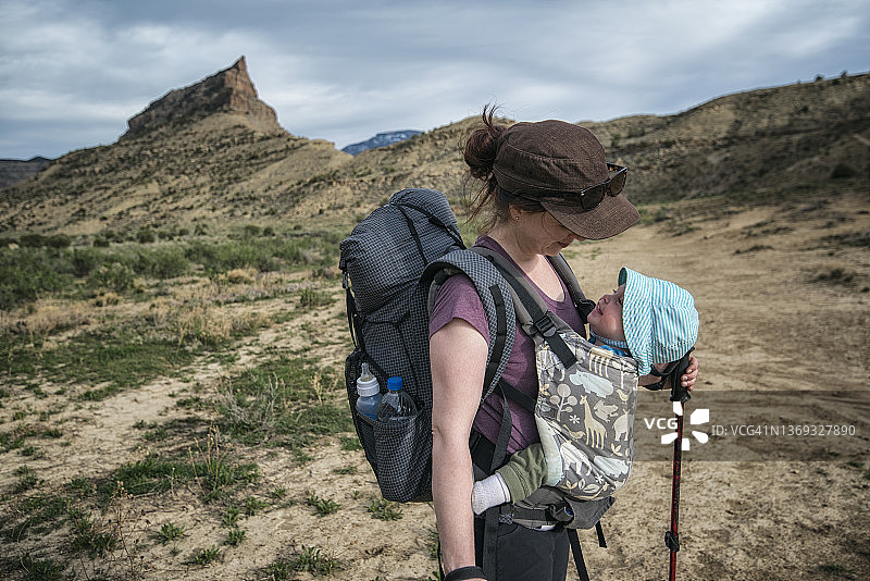 母女在沙漠景观中徒步图片素材